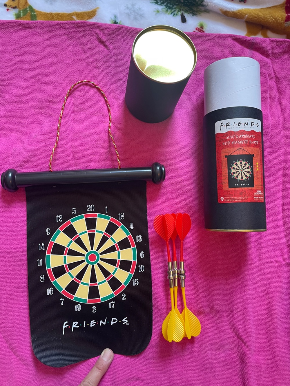 FRIENDS Magnetic Dartboard Set - Black with Red & Yellow Darts
